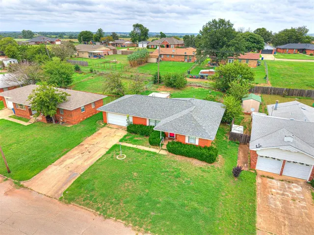 Photo 2 — 1212 Lynnwood Avenue, Lindsay, OK 73052
