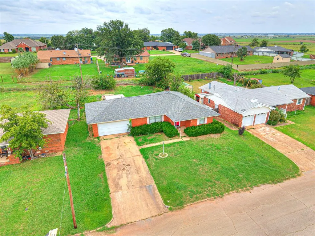Photo 3 — 1212 Lynnwood Avenue, Lindsay, OK 73052