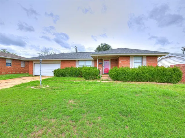Photo 5 — 1212 Lynnwood Avenue, Lindsay, OK 73052