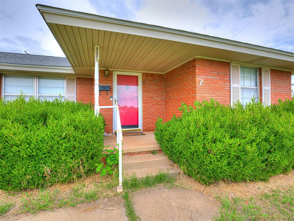 Photo 6 — 1212 Lynnwood Avenue, Lindsay, OK 73052