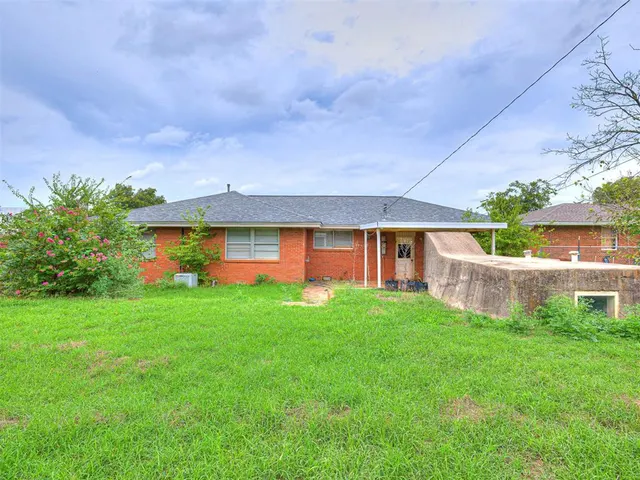 Photo 8 — 1212 Lynnwood Avenue, Lindsay, OK 73052