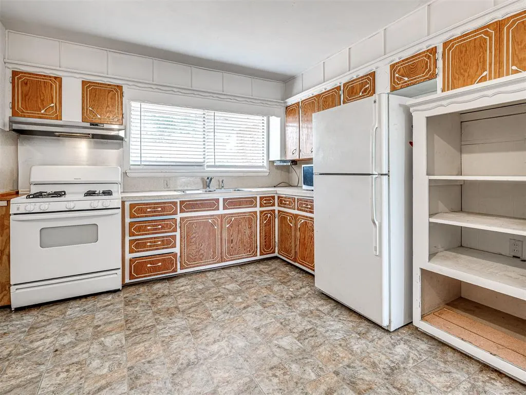 Photo 14 — 1212 Lynnwood Avenue, Lindsay, OK 73052