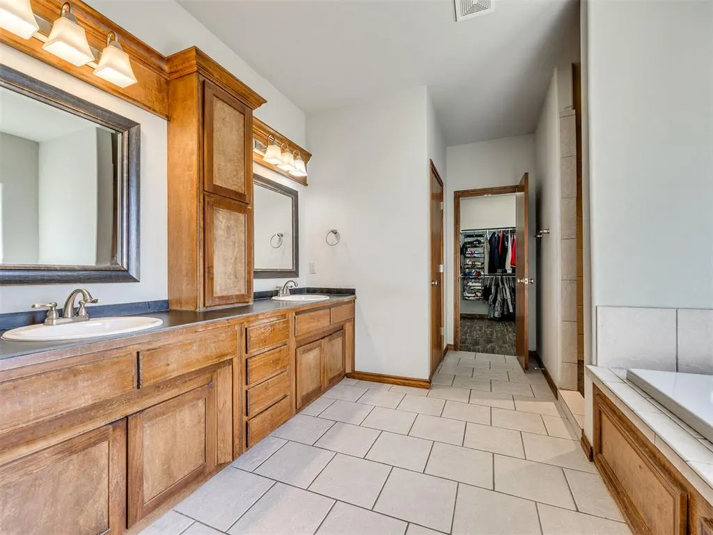 Photo 14 — 5329 Starling Way, Oklahoma City, OK 73179