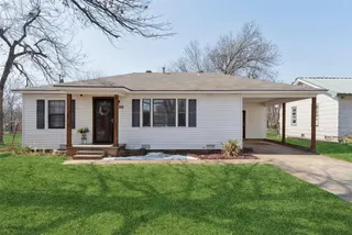 Sold home at 808 N Cockrel Avenue