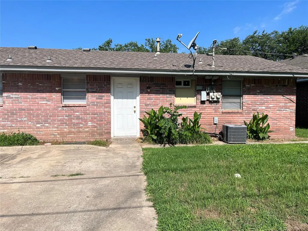 Photo 2 — 829 Russell Circle, Norman, OK 73071