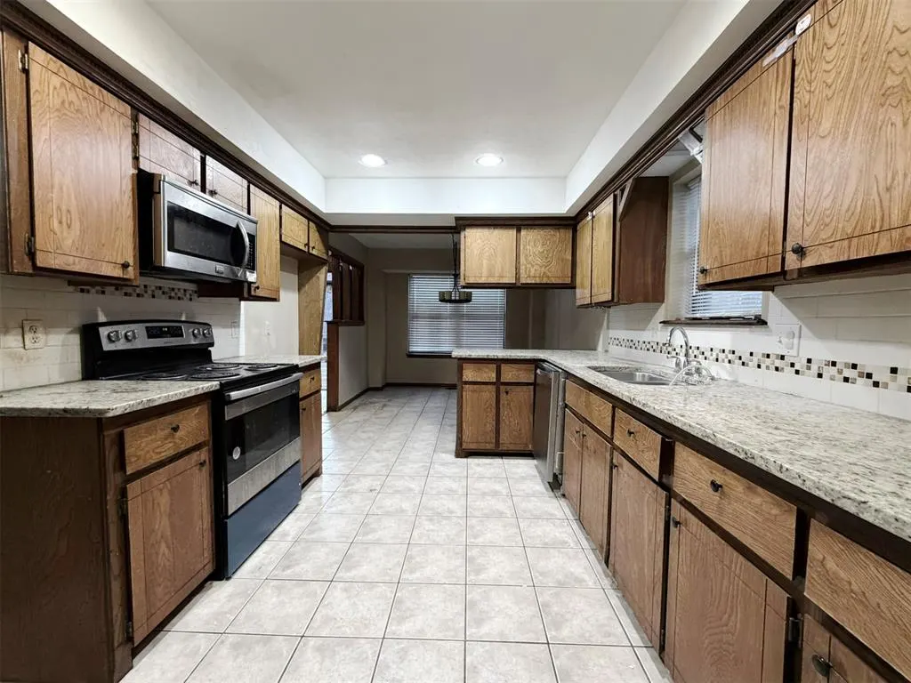 Photo 3 — 1913 Singingwood Avenue, Edmond, OK 73013