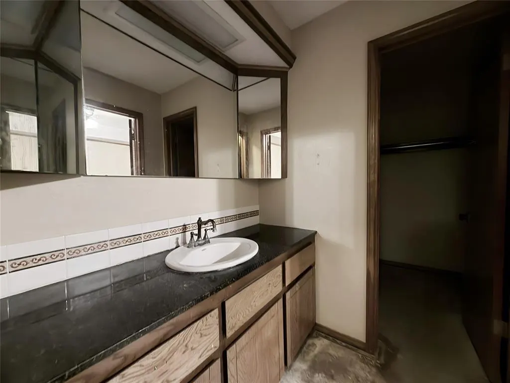 Photo 12 — 1913 Singingwood Avenue, Edmond, OK 73013