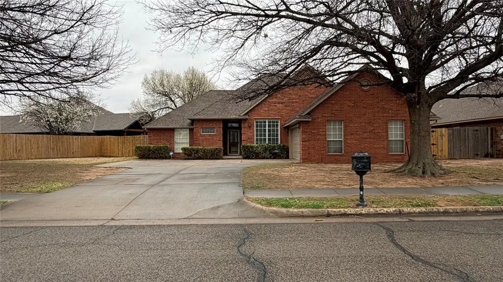 Photo 2 — 519 Sparrow Hawk Street, Edmond, OK 73003