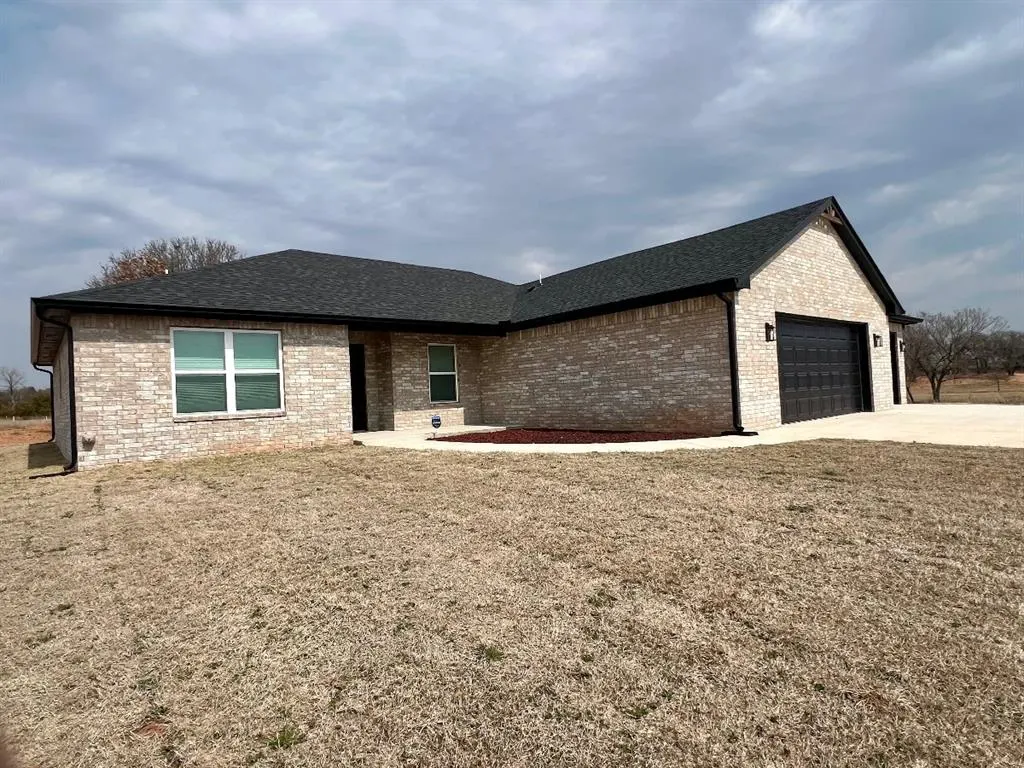 Photo 2 — 2184 Hilltop Lane, Blanchard, OK 73010