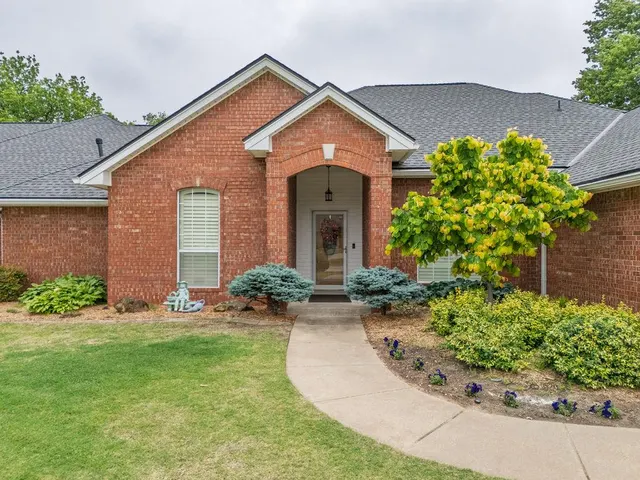 Photo 2 — 9 Castle Creek Place, Shawnee, OK 74804