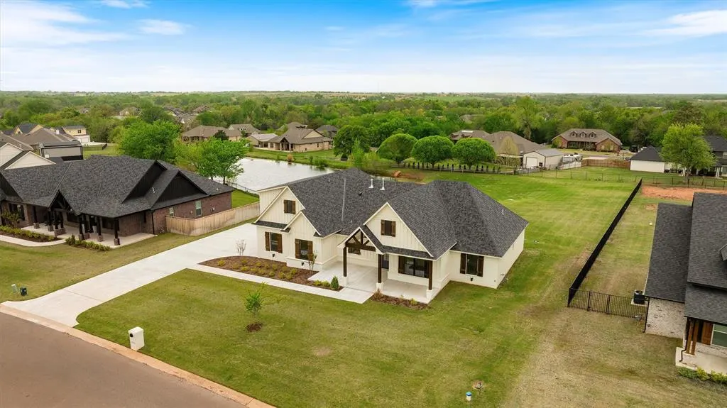 Photo 2 — 10140 Oakwood Drive, Edmond, OK 73025