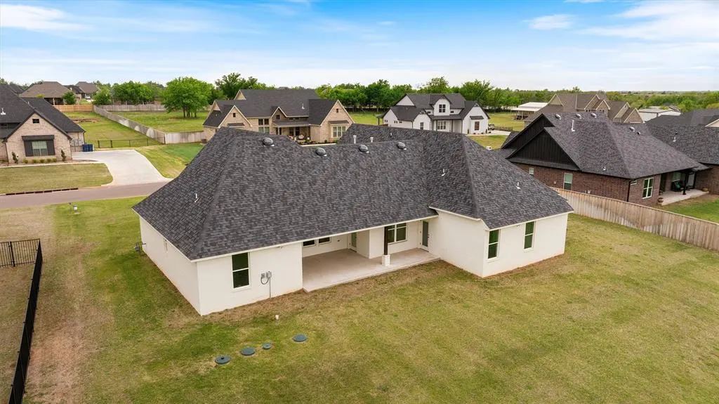Photo 4 — 10140 Oakwood Drive, Edmond, OK 73025
