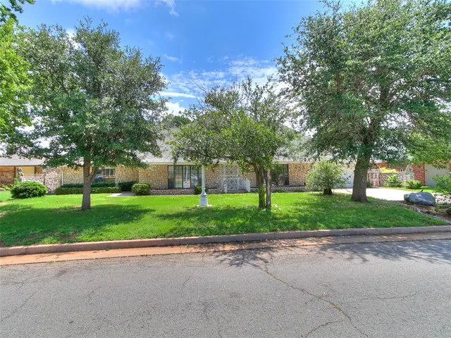 Photo 2 — 11132 Lakeridge Run, Oklahoma City, OK 73170