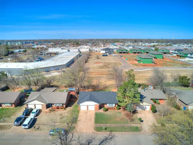 Photo 7 — 801 W 7th Street, Edmond, OK 73003