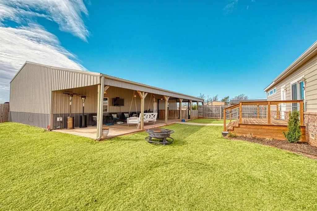 Photo 2 — 514 E Tenth Street, Leedey, OK 73654