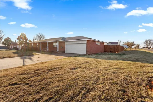 Front exterior — 818 W 4th Street, Custer City, OK 73639