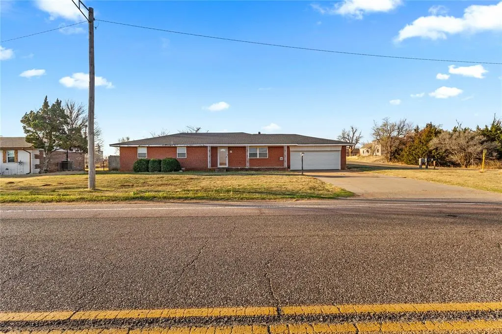 Photo 2 — 818 W 4th Street, Custer City, OK 73639