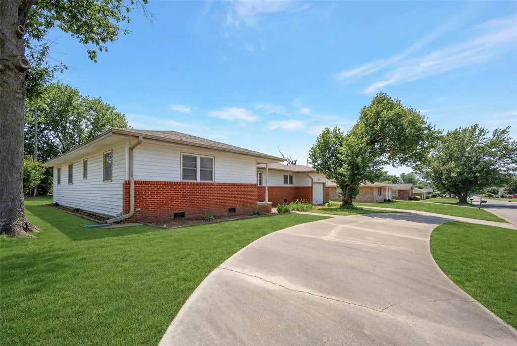 Photo 2 — 701 W 39th Street, Shawnee, OK 74804