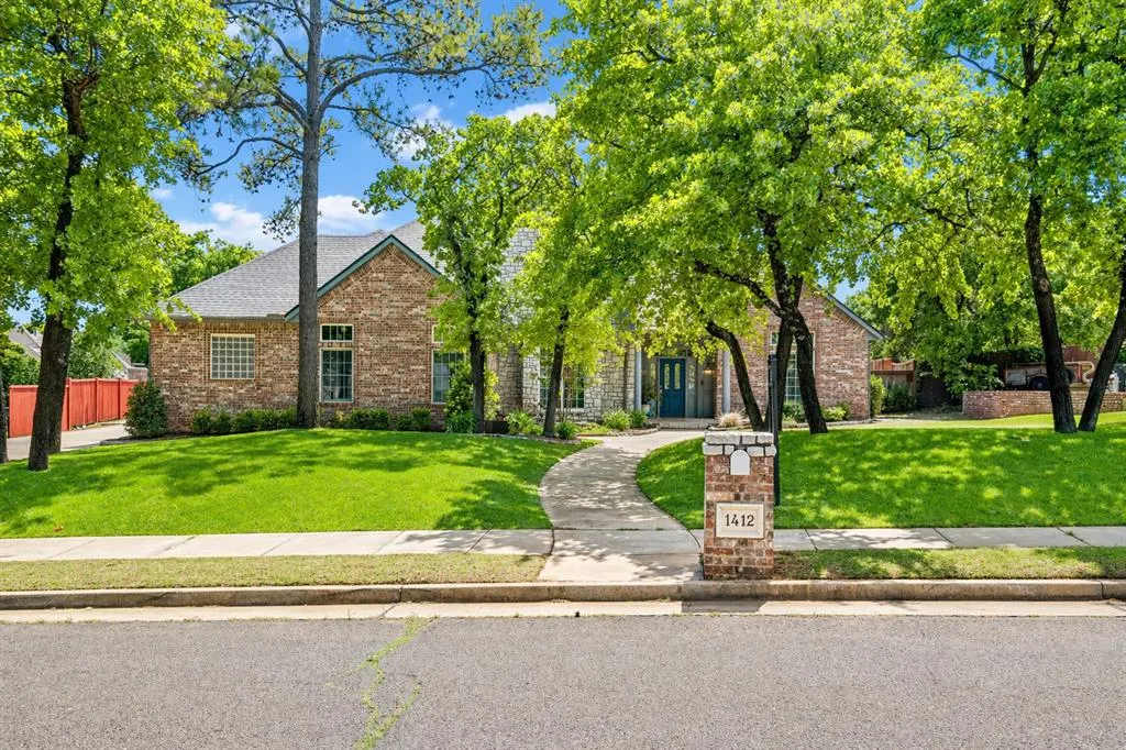 Photo 2 — 1412 Hunters Creek Road, Edmond, OK 73003