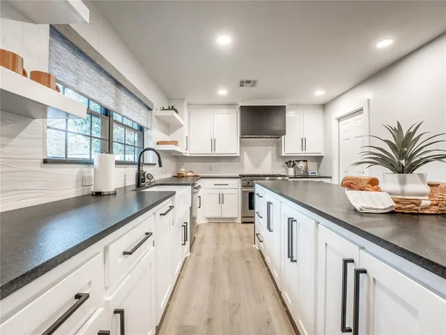Photo 2 — 1710 Westminster Place, Oklahoma City, OK 73120