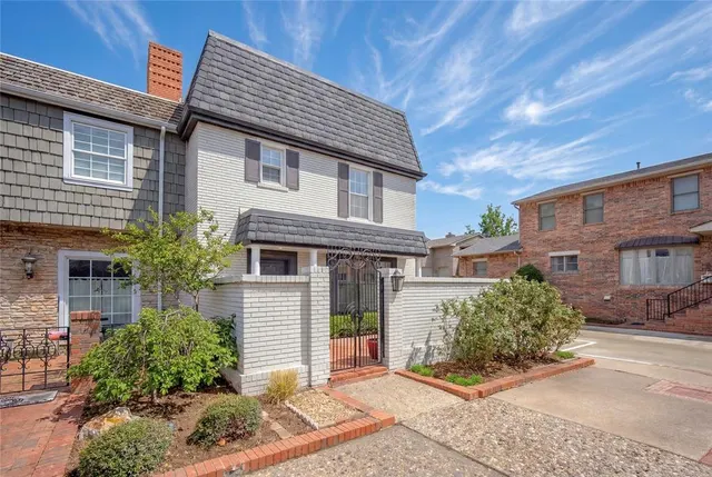 Photo 2 — 6456 Brandywine Lane, Oklahoma City, OK 73116