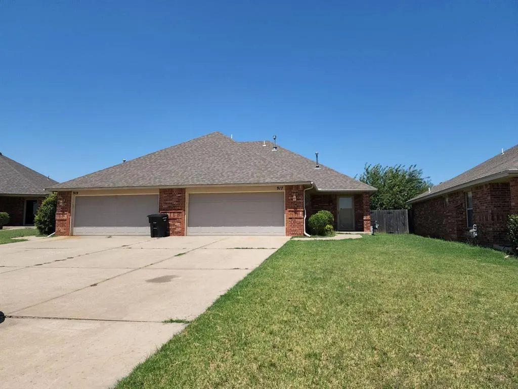 Front exterior — 917 SW 37th Street 919, Moore, OK 73160