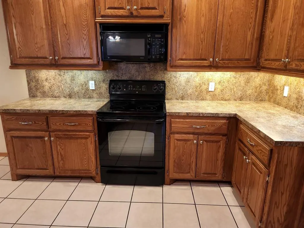 Photo 7 — 917 SW 37th Street 919, Moore, OK 73160