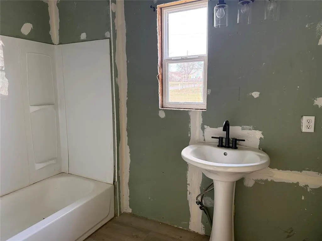 Photo 13 — 501 N Georgia Avenue, Mangum, OK 73554