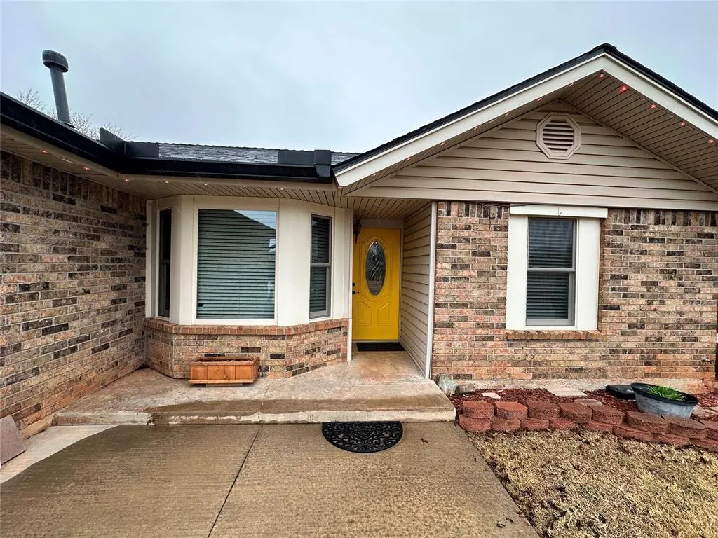 Photo 2 — 2221 NE 8th Street, Moore, OK 73160