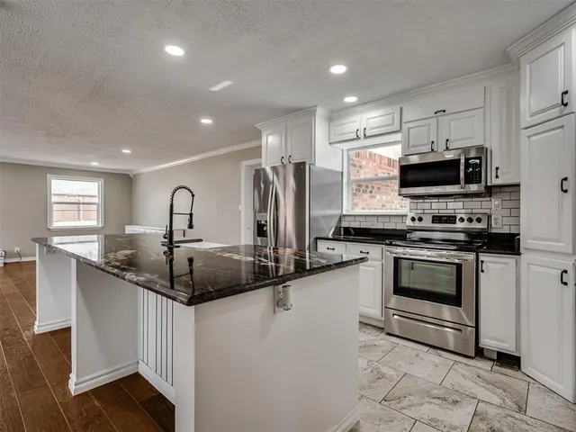 Photo 2 — 9925 Aztec Drive, Norman, OK 73026
