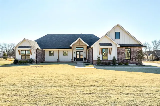 Front exterior — 10071 Lacewood Drive, Edmond, OK 73025