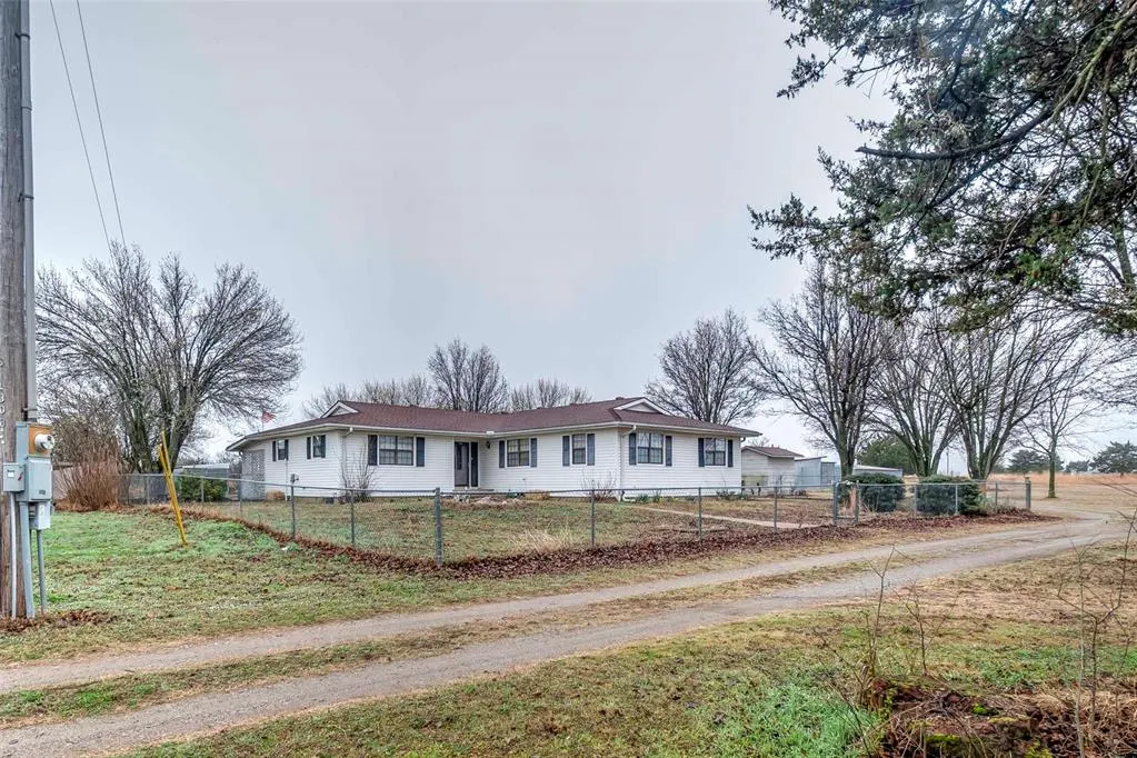 Photo 2 — 352529 E 850 Road, Stroud, OK 74079
