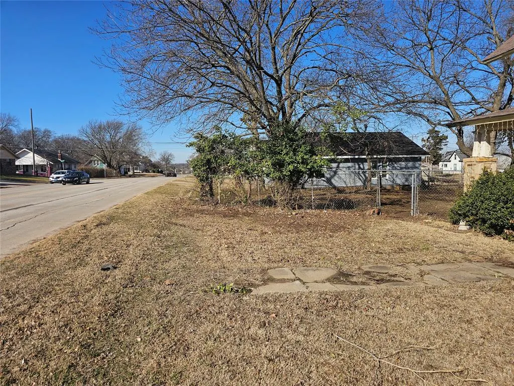 Photo 2 — 310 E Oklahoma Avenue, Sulphur, OK 73086