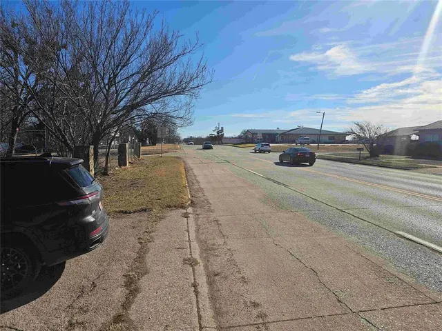 Photo 3 — 310 E Oklahoma Avenue, Sulphur, OK 73086