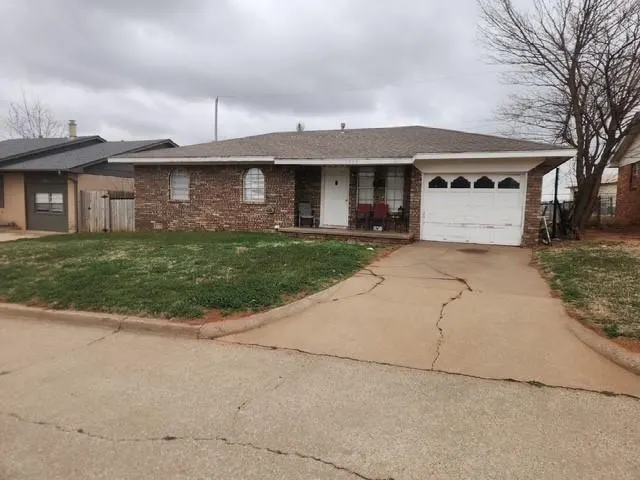 Front exterior — 912 W Daniel Street, Weatherford, OK 73096