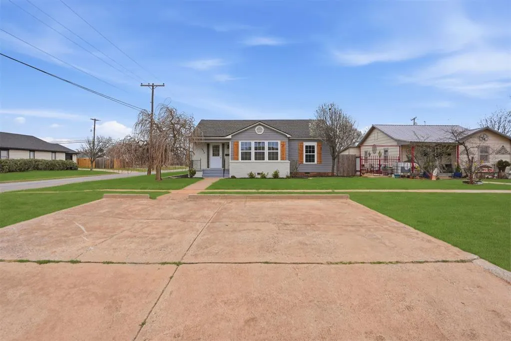 Front exterior — 1020 N Lee Street, Altus, OK 73521