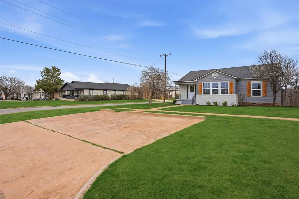 Photo 2 — 1020 N Lee Street, Altus, OK 73521