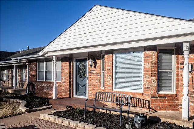 Photo 2 — 512 Maple 12, Weatherford, OK 73096