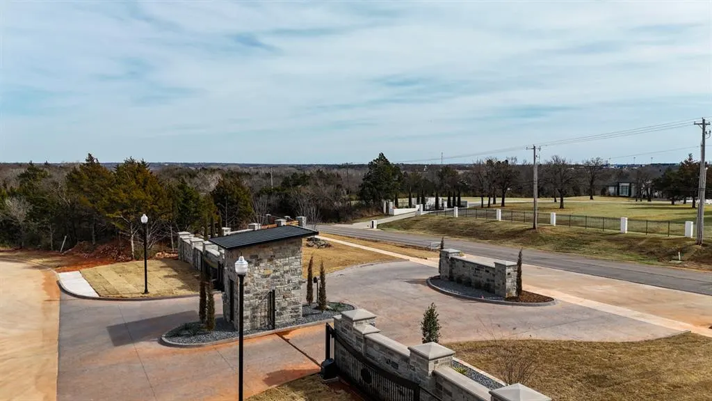 Photo 4 — 8266 E Wilshire Park Drive, Oklahoma City, OK 73111