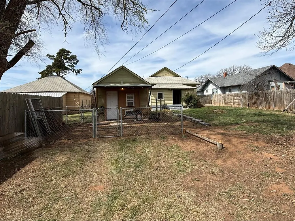 Photo 9 — 304 N 4th Street, Sayre, OK 73662