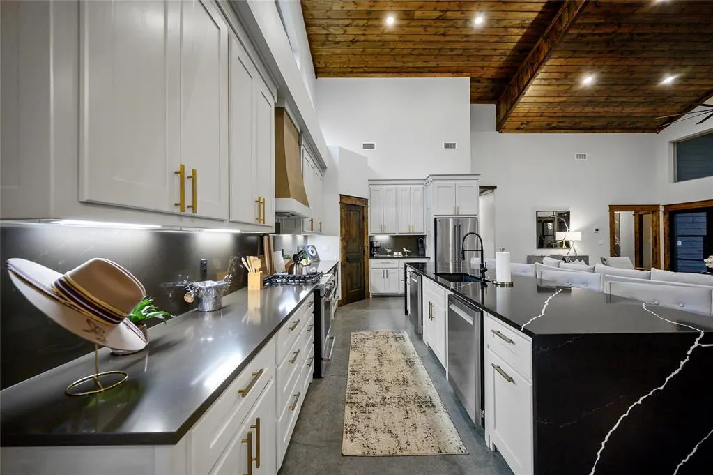 Photo 6 — 332 Cascading Creek Circle, Broken Bow, OK 74728