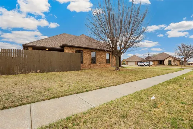 Photo 2 — 3001 Prairie Field Lane, Moore, OK 73160