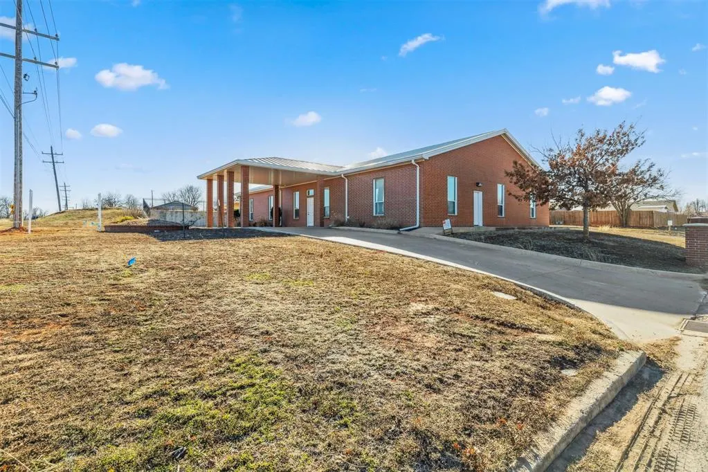 Photo 2 — 2402 S 29th Street, Chickasha, OK 73018
