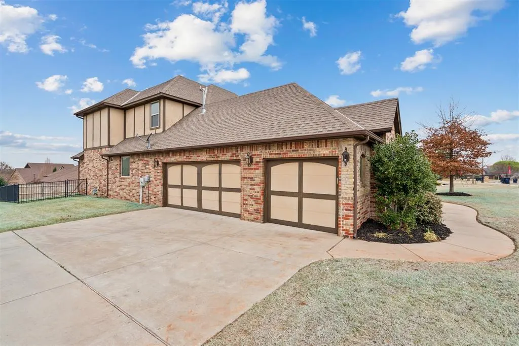 Photo 3 — 10401 Cherrywood Drive, Oklahoma City, OK 73151