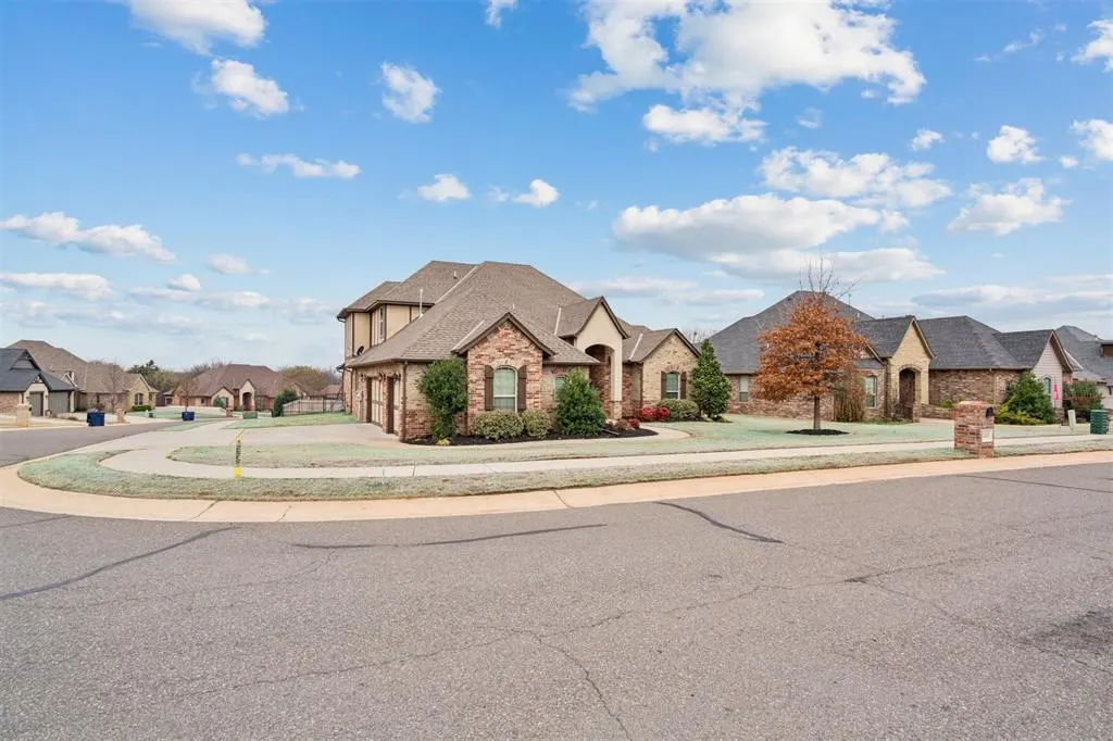 Photo 4 — 10401 Cherrywood Drive, Oklahoma City, OK 73151