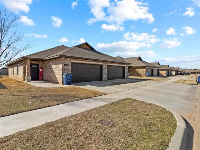 Photo 2 — 1852 Post Oak Road 1854, El Reno, OK 73036