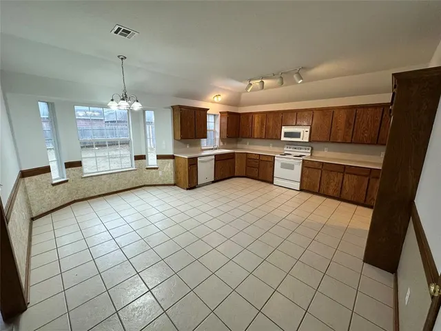 Photo 7 — 628 NW 21st Street, Moore, OK 73160