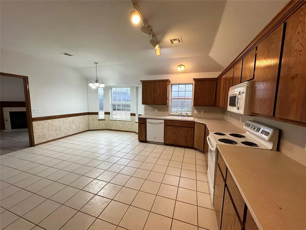 Photo 12 — 628 NW 21st Street, Moore, OK 73160