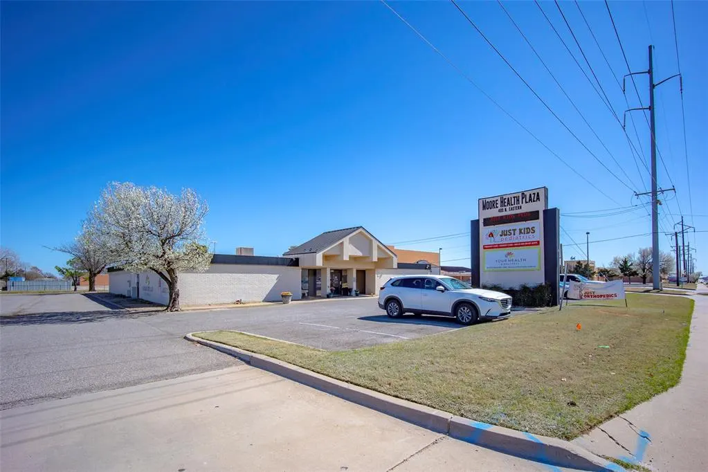 Front exterior — 400 N Eastern Avenue, Moore, OK 73160