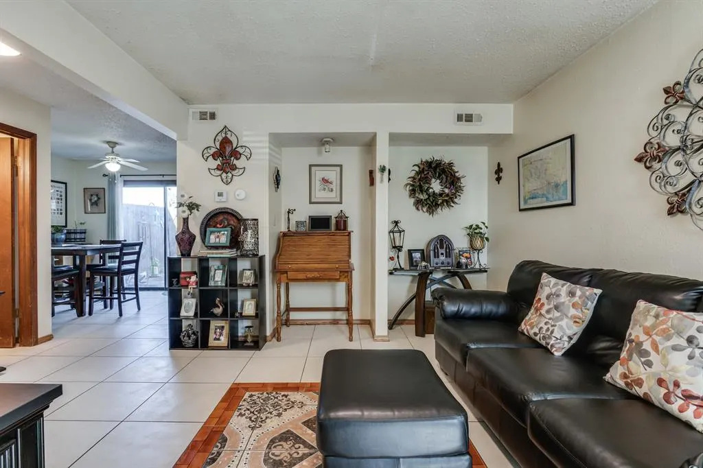 Photo 11 — 6037 NW 54th Place, Warr Acres, OK 73122